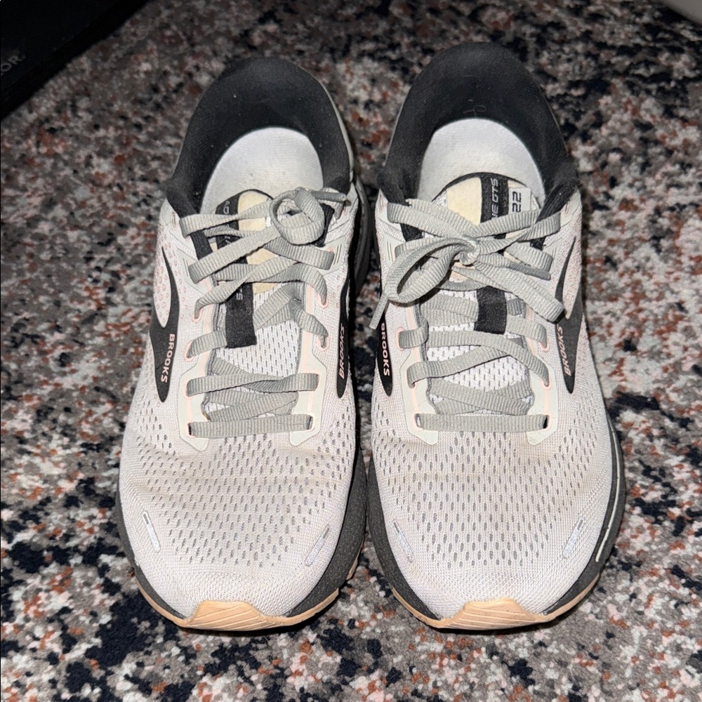 Brooks Adrenaline GTS 22 - Light Gray and Black Athletic Shoes